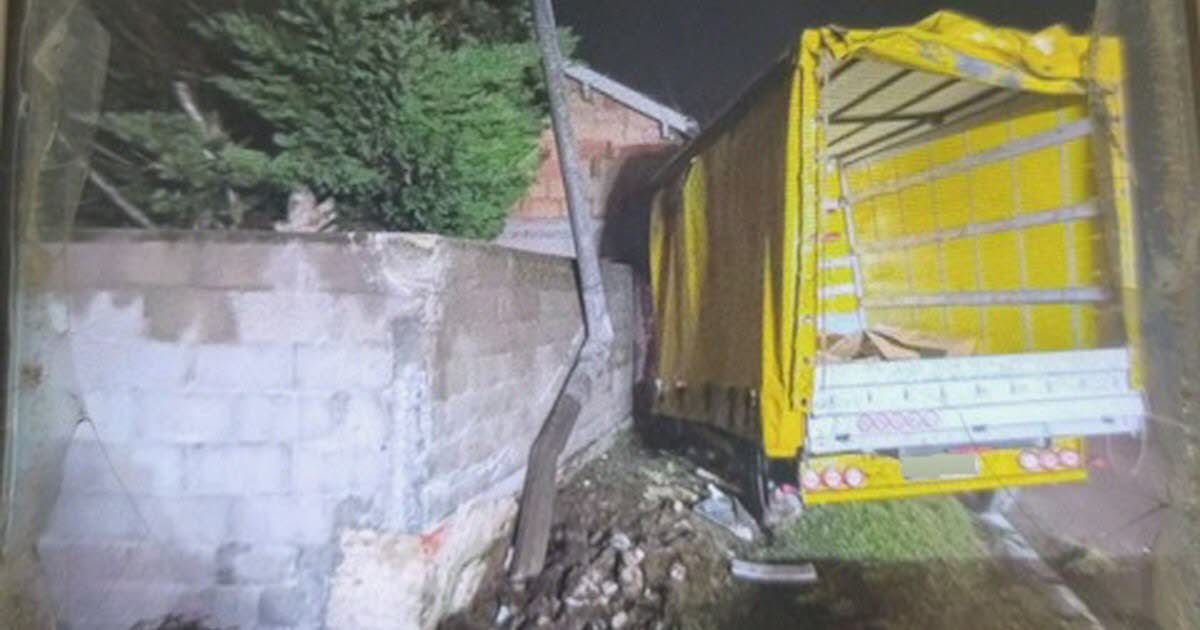 Éviter un animal coûte cher : un camion s'encastre dans un mur