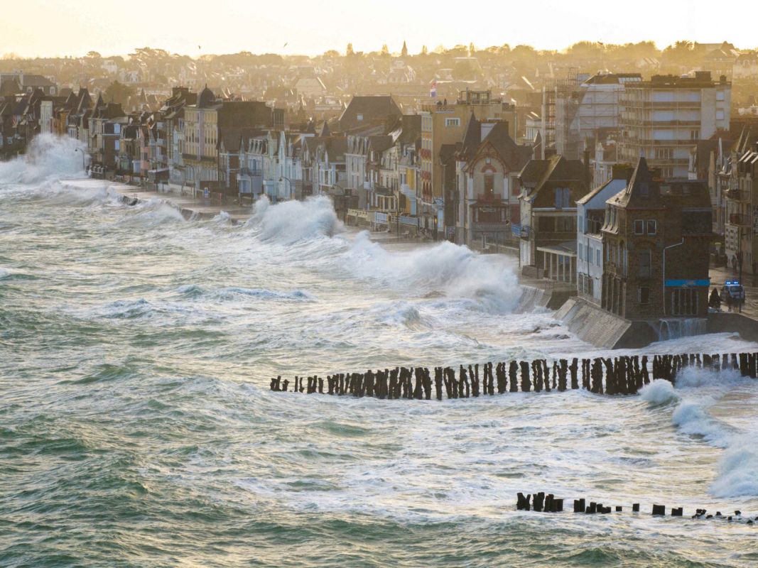 La tempête Davide s'abat sur la France : vent violent et fortes vagues en vue
