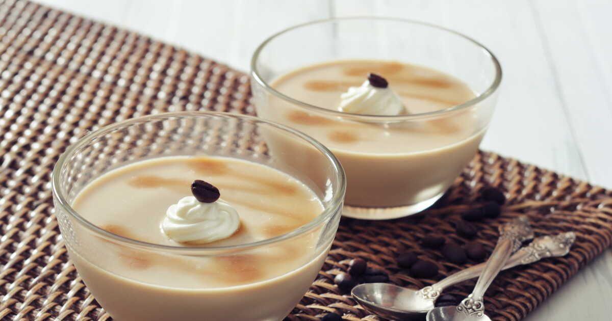 Panna cotta au café et tuiles de caramel : l'art italien dans votre assiette