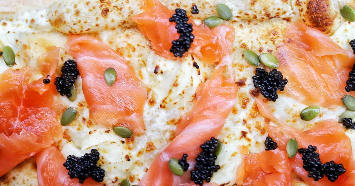 Pizza de fête au saumon fumé et caviar