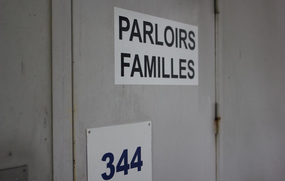 Une colère explosive : un détenu attaque des surveillants après l'annulation de son parloir