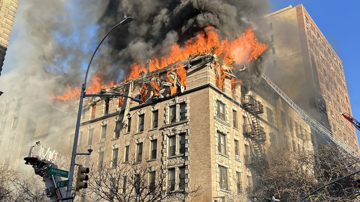 Un incendie spectaculaire ravage un immeuble à Manhattan sous un froid glacial