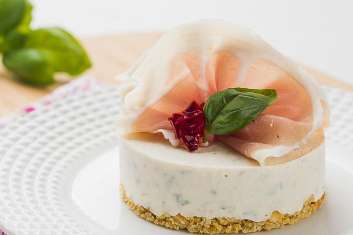 Cheesecake salé au St Môret, tomates séchées et basilic