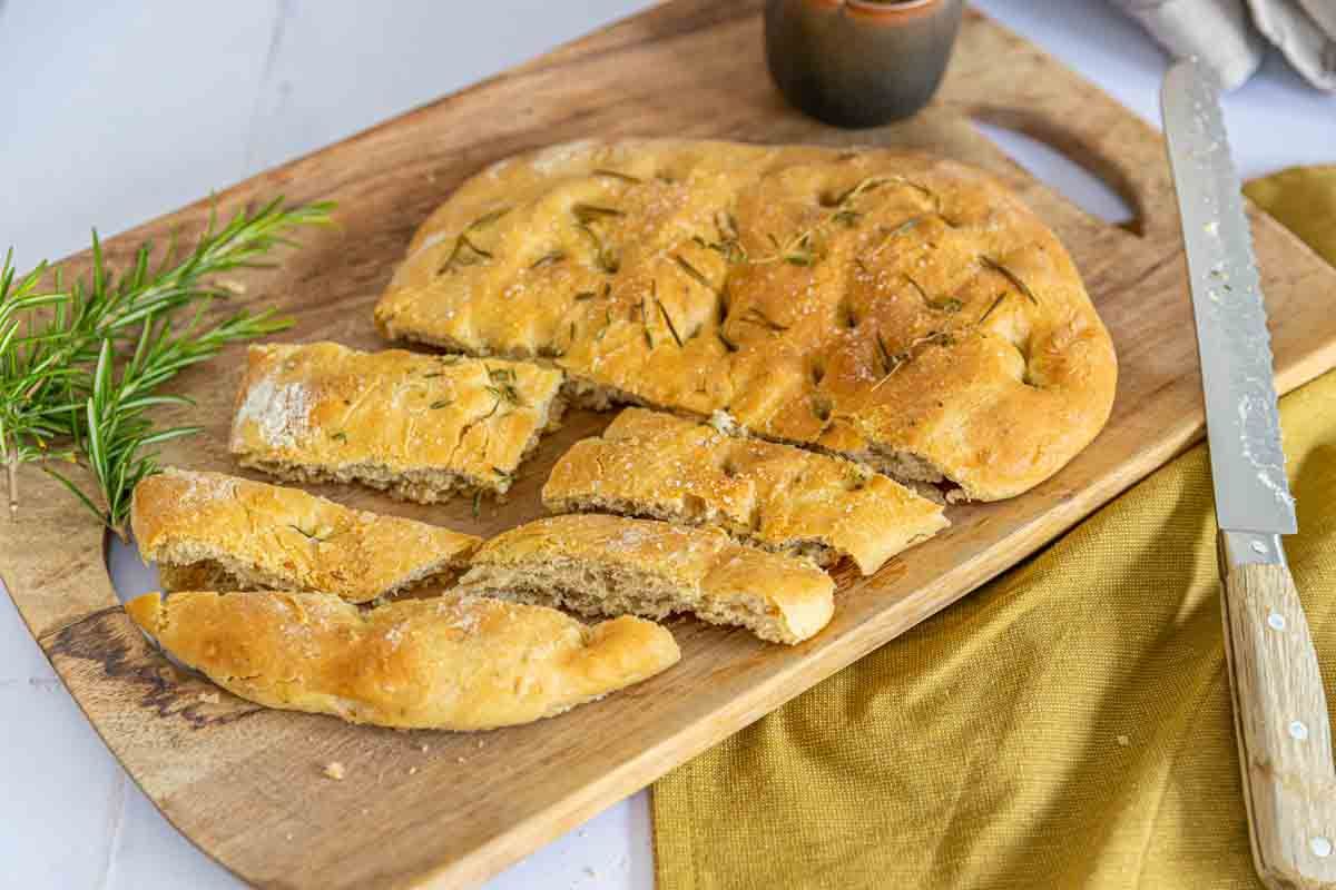 Redécouvrez le goût du local : fougasse aux herbes et pesto de fanes