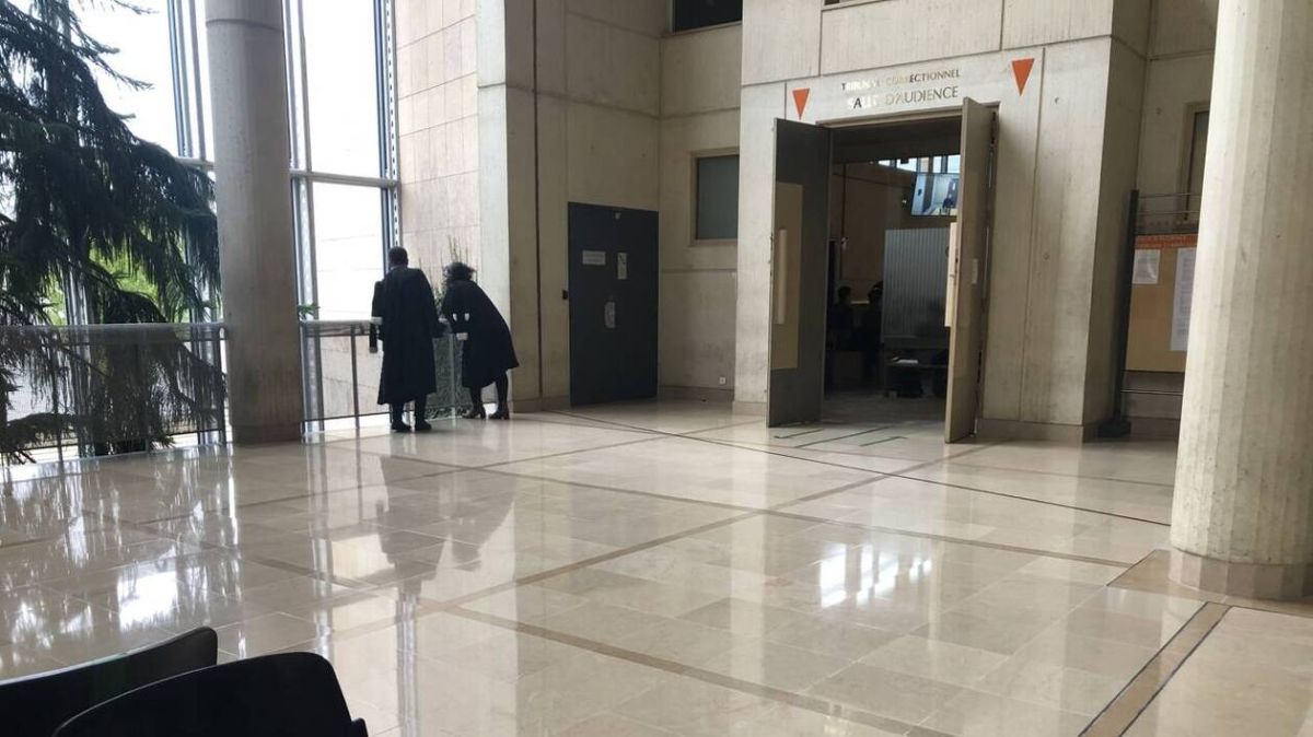 Une mère placée devant la justice après avoir menacé sa fille avec un couteau