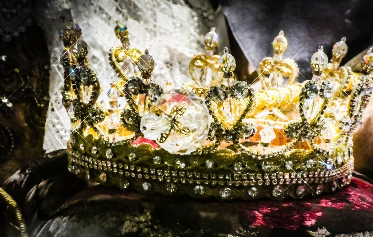 Un précieux bijou endommagé : la couronne d'or renversée par un enfant dans un musée