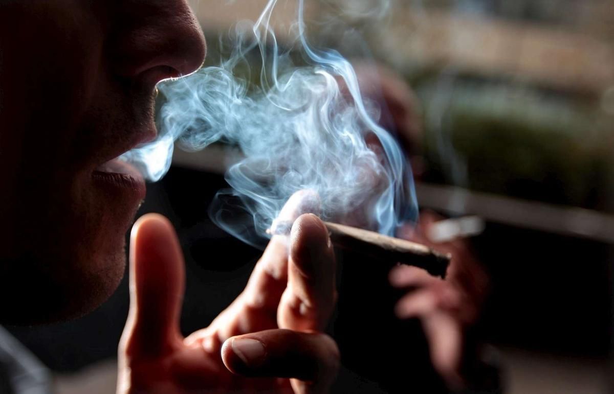 Vers une répression accrue des consommateurs de drogue : enjeux et débats