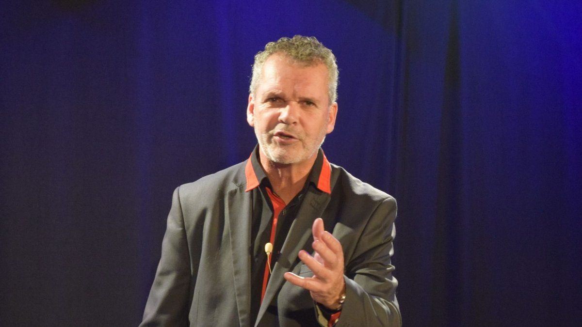 Olivier De Robert met en lumière la figure emblématique de Jaurès à travers son peuple