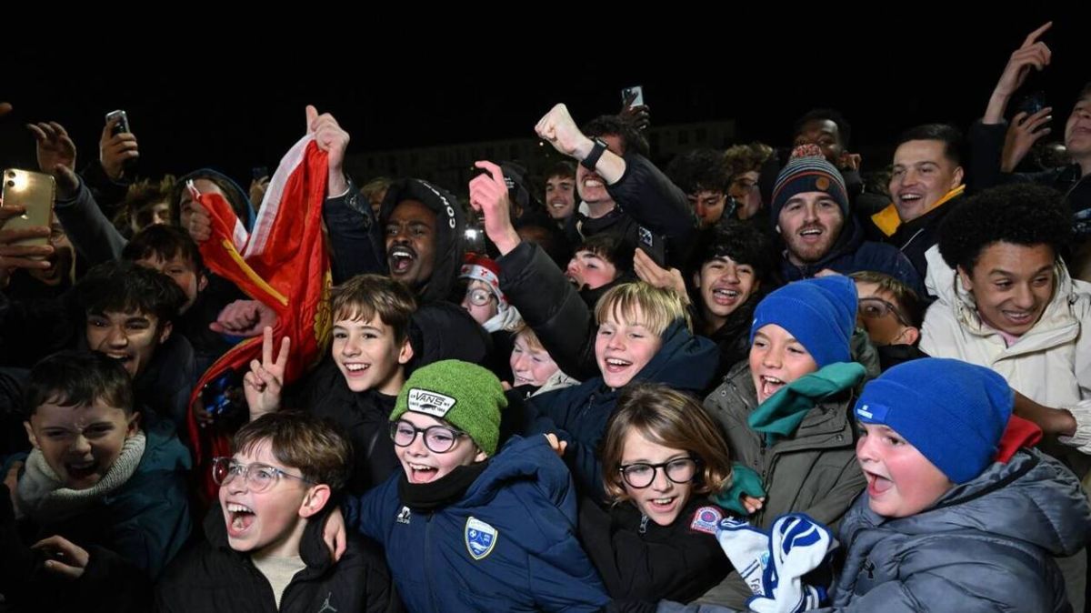 Les supporters d'Avranches en fête après la victoire surprise contre Brest