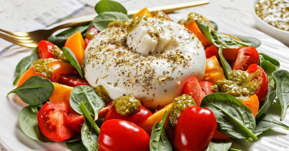 Salade d'été fraîche et gourmande à la burrata