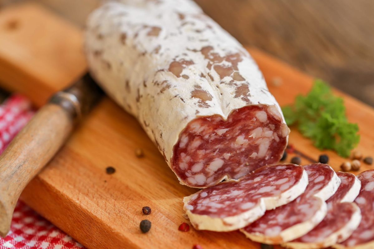 La science de la perfection : maîtriser l'art de trancher le saucisson