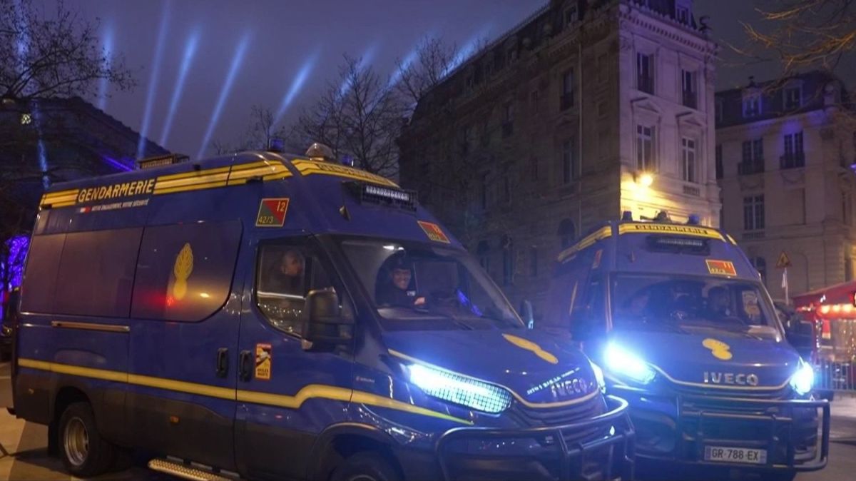 Sécurité renforcée pour le Nouvel An : 90 000 forces de l'ordre en action à travers la France