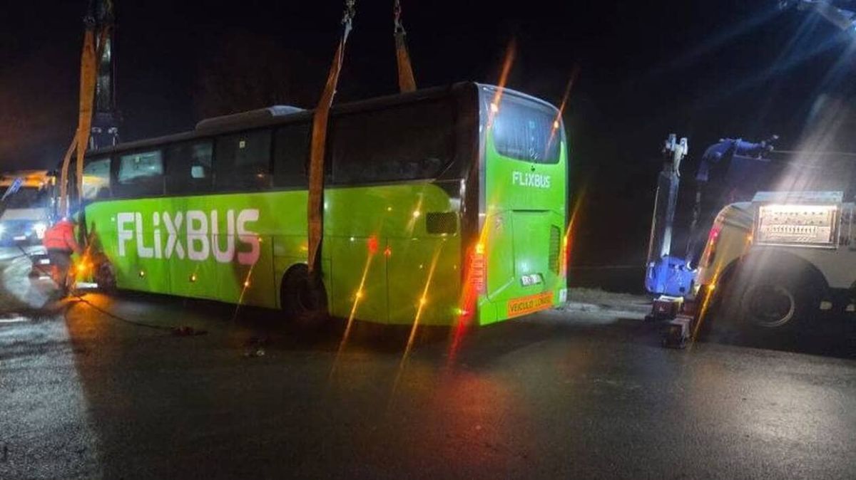 Un car Flixbus se renverse en Vendée, des passagers s’en sortent indemnes