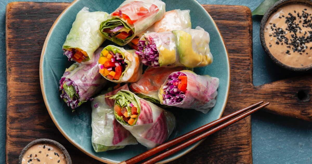 Des rouleaux de printemps rafraîchissants à la sauce cacahuète qui sublime votre été