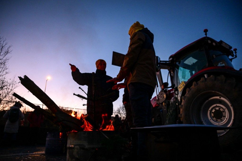 Des agriculteurs en colère envahissent Paris pour faire entendre leur voix