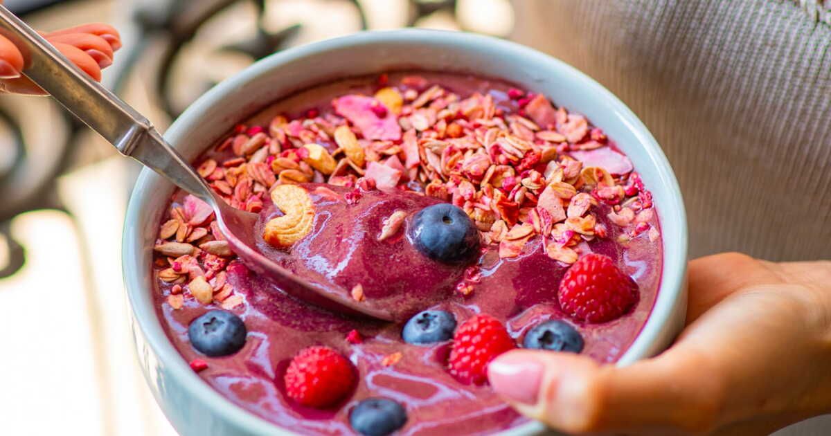 Le petit-déjeuner revitalisant : un açaï bowl aux fruits rouges