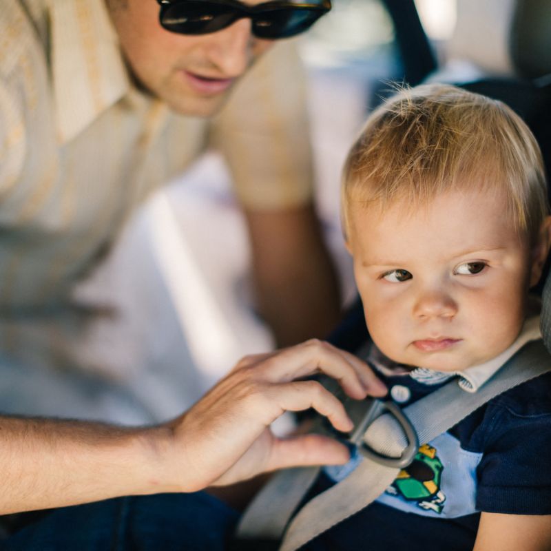 Comment garantir la sécurité de vos enfants en voiture : vérifiez leur attache