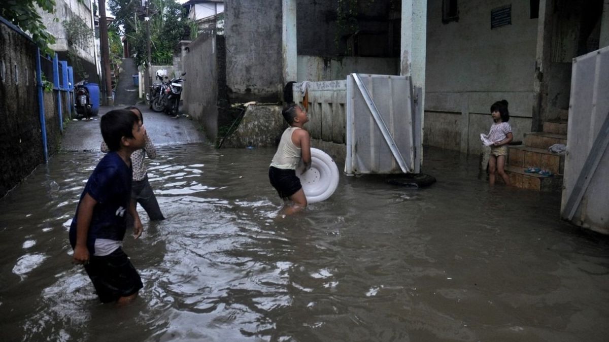 Tragédie en Indonésie : un glissement de terrain fait sept morts et 80 disparus