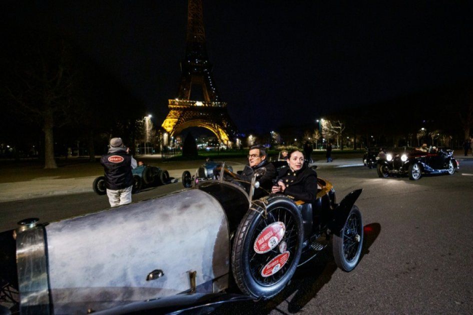 À Rétromobile, la passion pour les youngtimers fait revivre la beauté d'antan