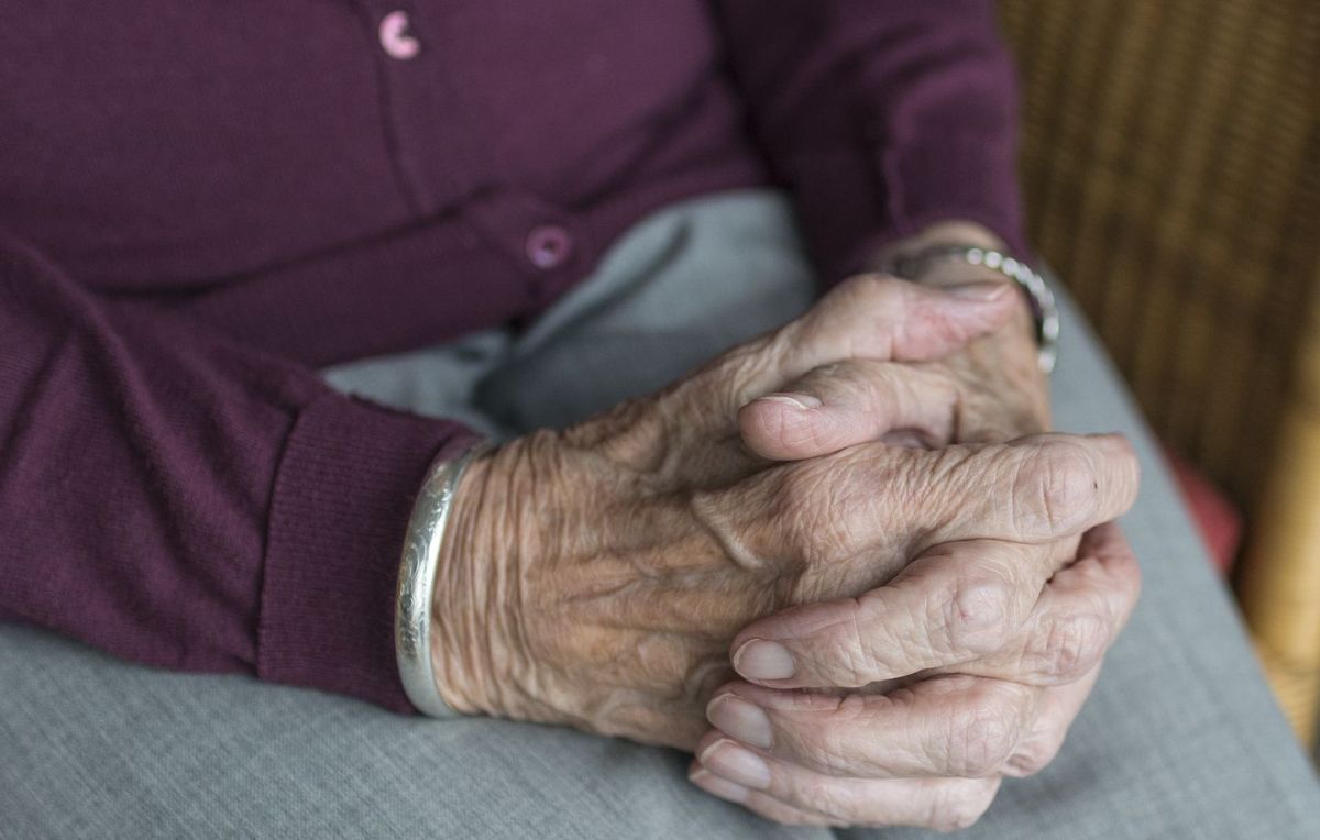 Une centenaire au travail : une solidarité inattendue éveille les cœurs