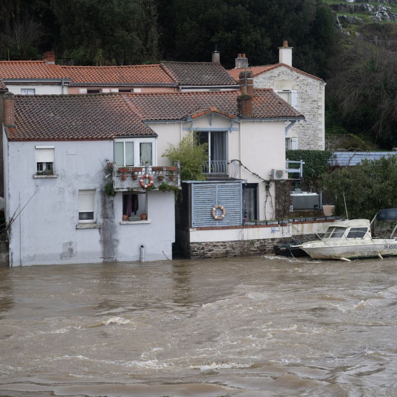 Aiguillon en alerte : la crue de la Garonne fait céder une digue et évacue 600 habitants