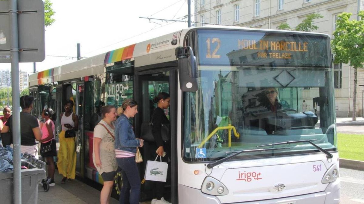 Un accident spectaculaire à Angers : le conducteur blessé transporté à l'hôpital