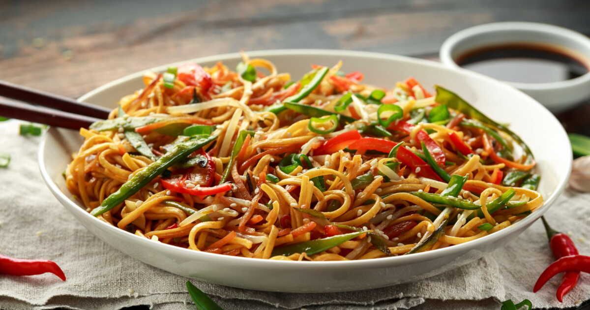 Les nouilles sautées aux légumes : un délice à partager pour le Nouvel An chinois