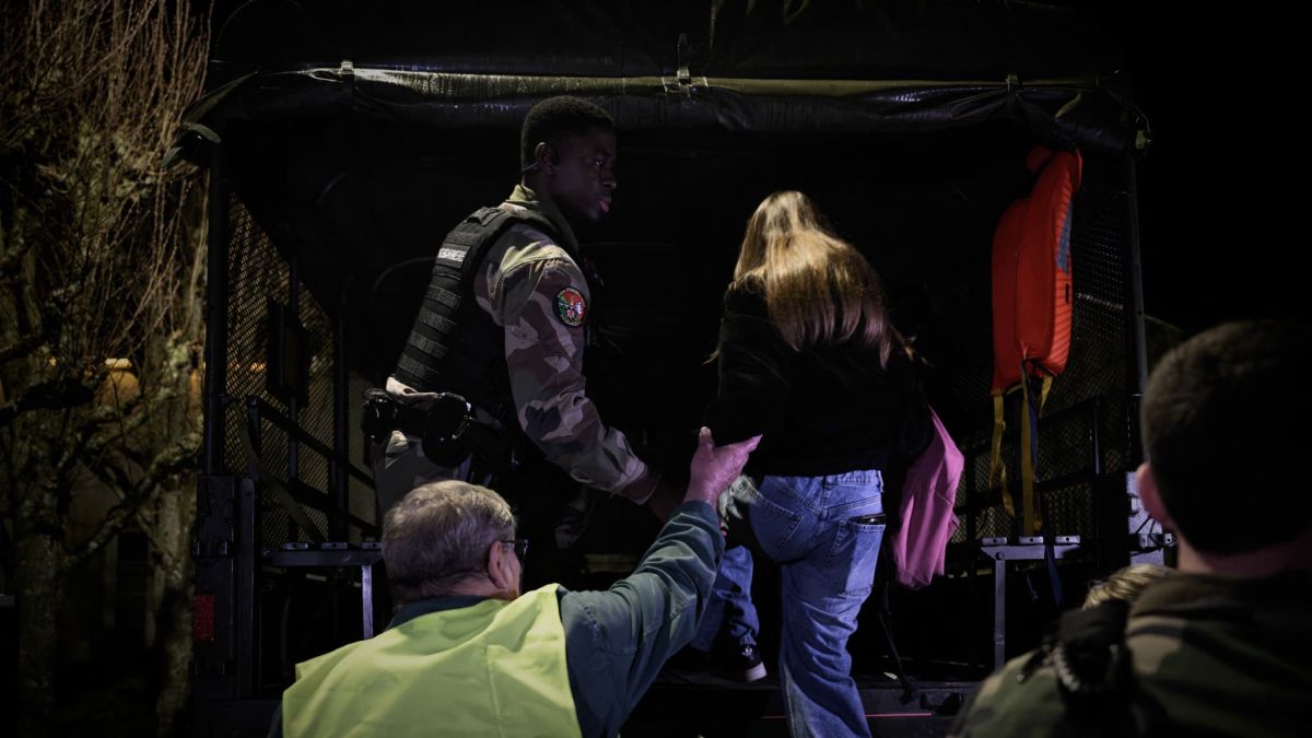 Retour à l'école en pleine crue : les camions militaires à la rescousse en Charente-Maritime