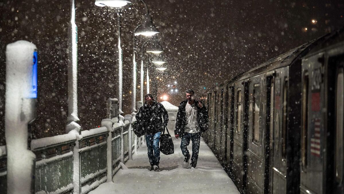 New York paralysée par une tempête historique : état d'urgence et transport à l'arrêt