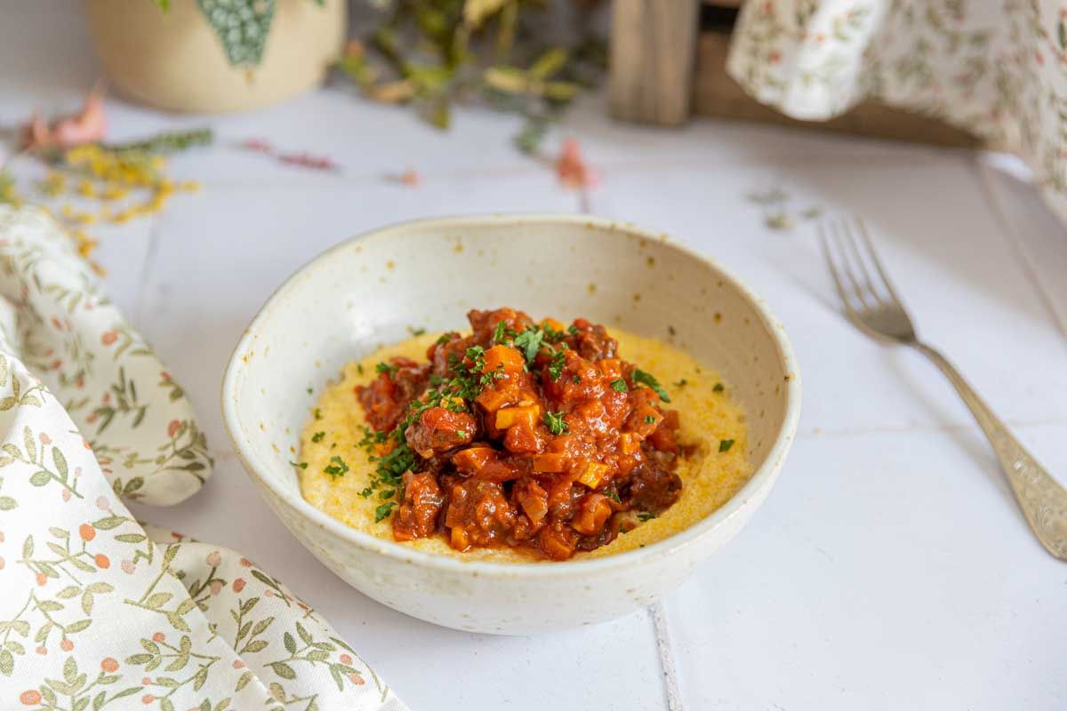 Ragù de merguez & Polenta crémeuse au parmesan