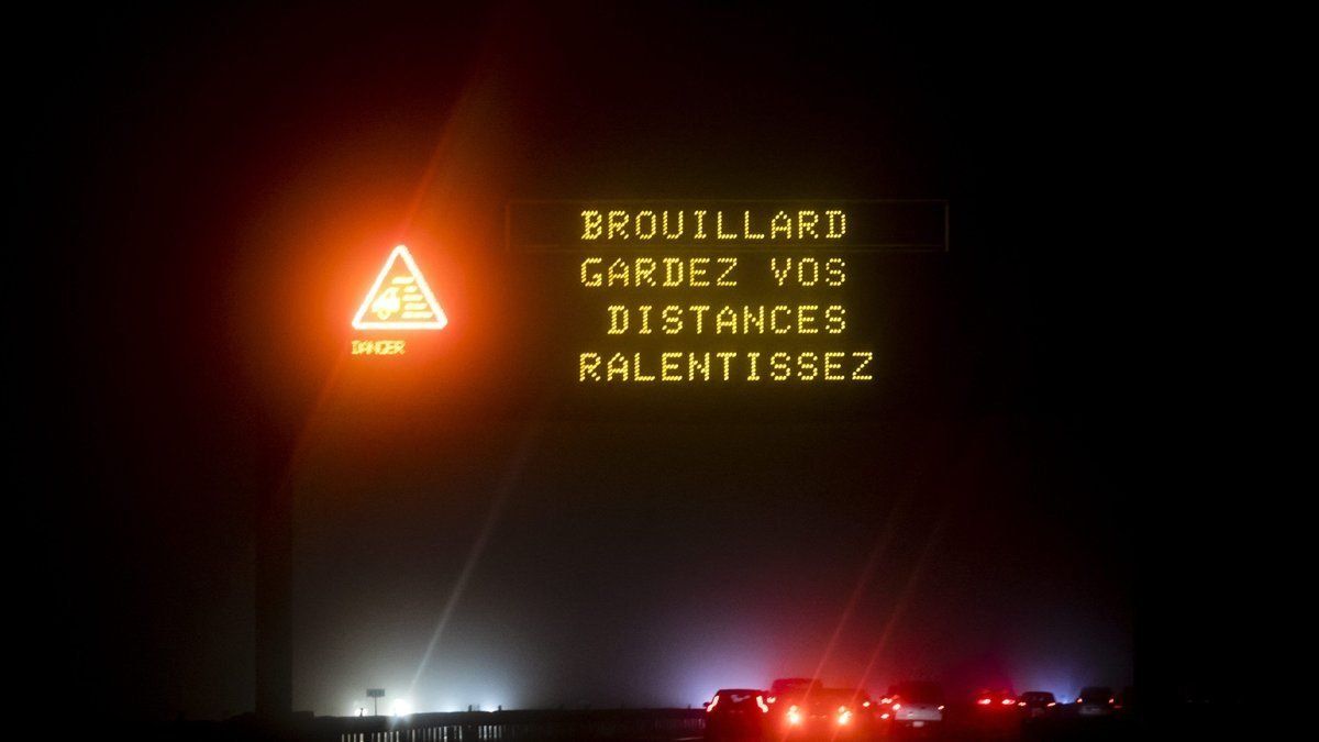 Un conducteur en colère détruit une voiture pour des antibrouillards