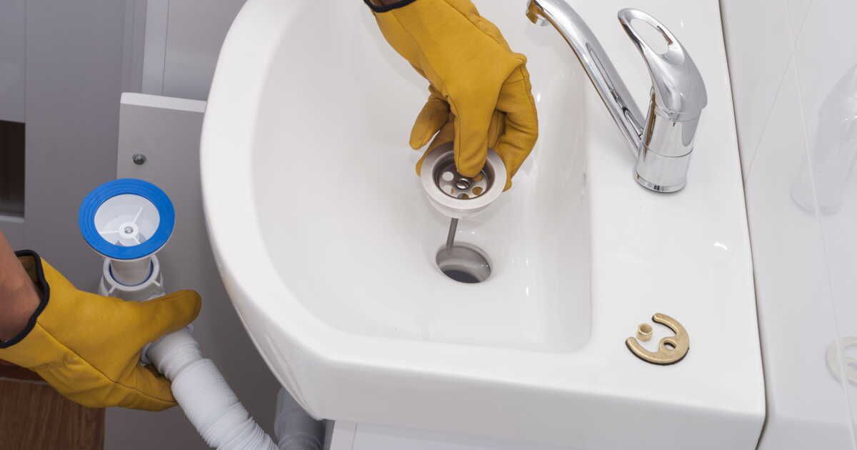 Découvrez la méthode astucieuse pour éliminer les cheveux coincés dans vos canalisations