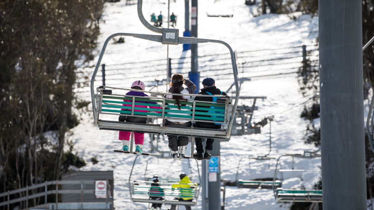 Suspense en pleine montagne : une skieuse victime d'une chute spectaculaire