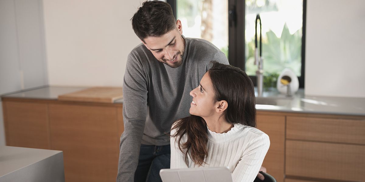 Peut-on être pacsé ou marié sans cohabiter ? Démêlons la législation