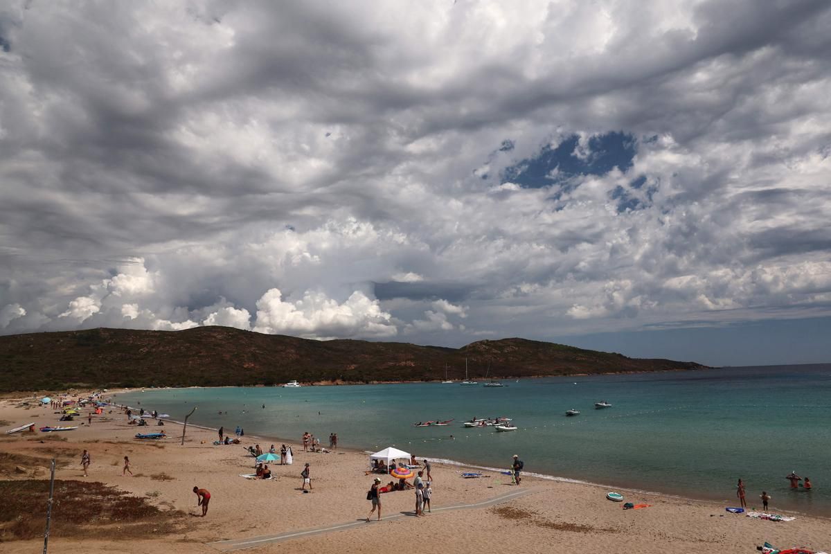 Trois Européens sous les projecteurs : arrestation pour pornographie à Bali