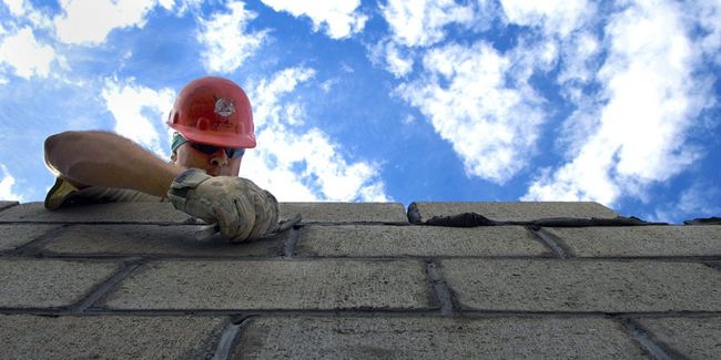 Maîtriser l'art de monter un mur en parpaing sans faute