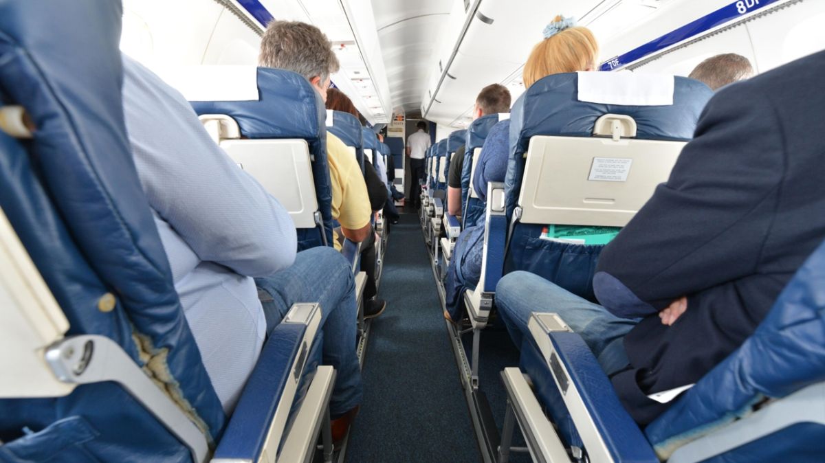 Drame en plein vol : le corps d'une passagère évacué vers l'arrière d'un avion