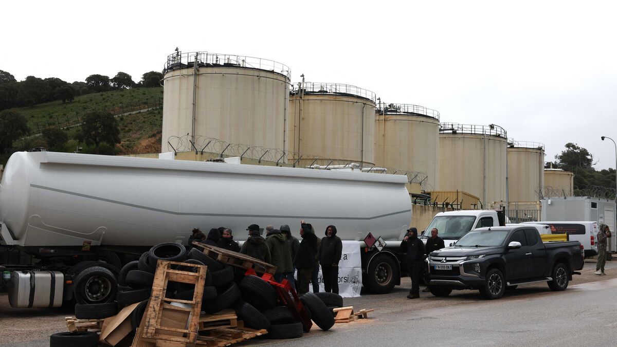 La survie des stations-service corses en jeu : les gérants bloquent les dépôts pétroliers