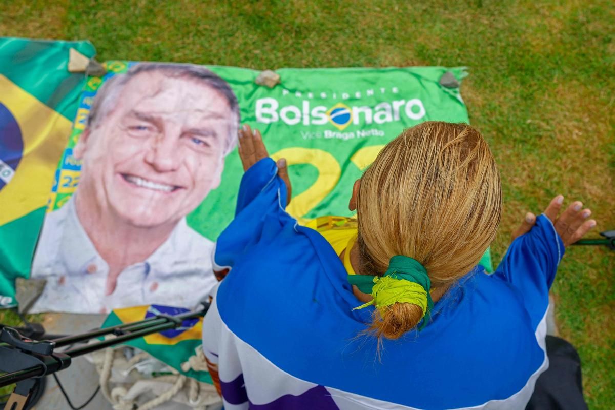 Jair Bolsonaro de retour chez lui après son hospitalisation, une nouvelle étape de sa peine