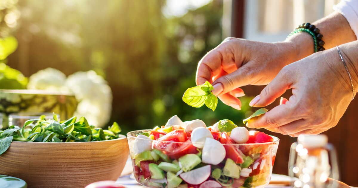 Des salades estivales alliant fruits et fraîcheur