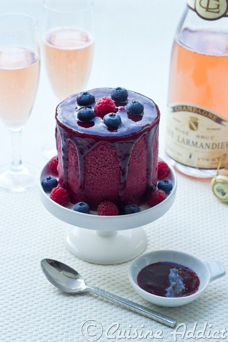 Un dessert romantique aux fruits rouges et violette pour la Saint-Valentin