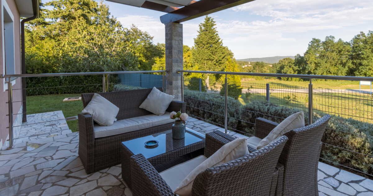 Faut-il rentrer son salon de jardin pour l’hiver ?