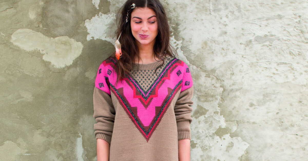 la tendance incontournable du pull jacquard en v