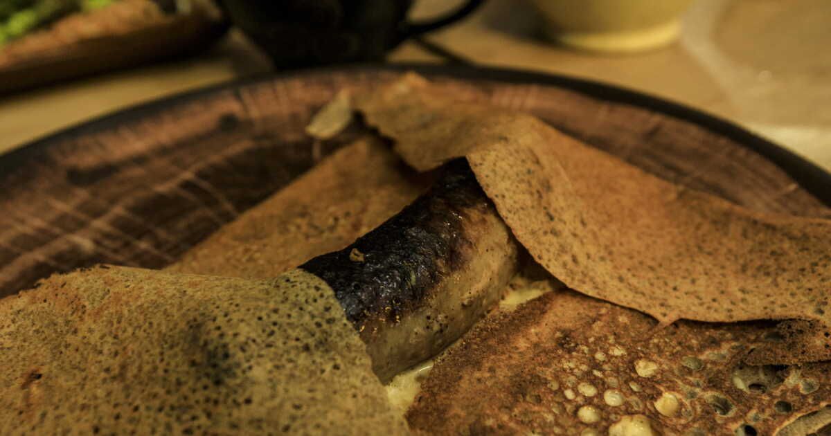 découvrez la galette saucisse, trésor de la cuisine bretonne