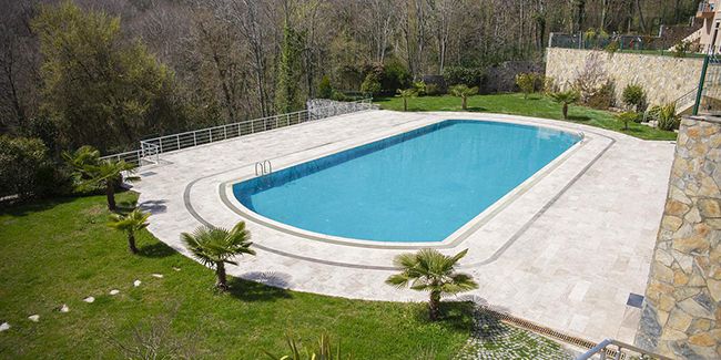 Préparez votre piscine pour des vacances sereines
