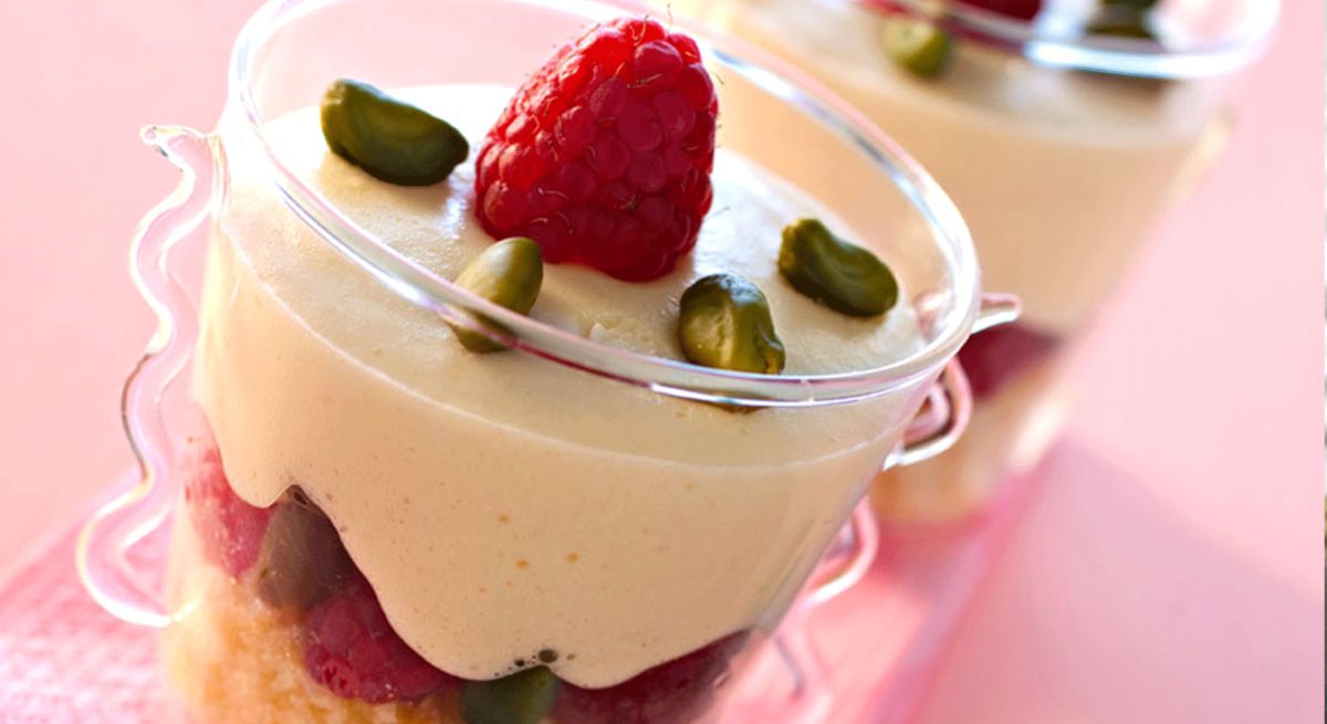 Un tiramisu fruité aux framboises et aux pistaches à tomber
