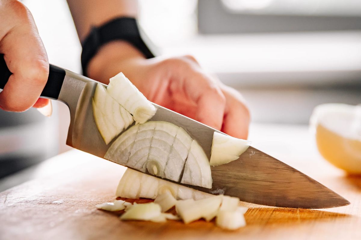 Émincer des oignons sans larmes : les astuces qui changent tout