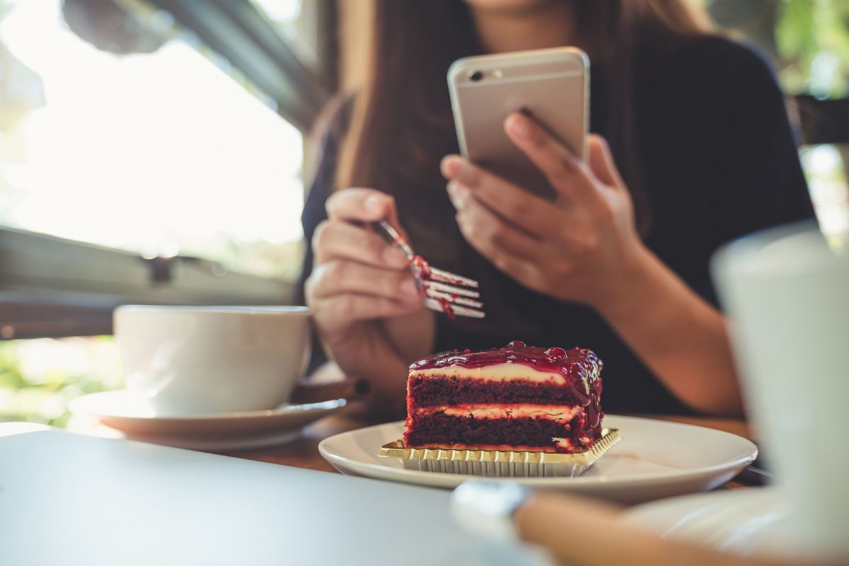 Quand le smartphone s'invite à table, la qualité s'en va