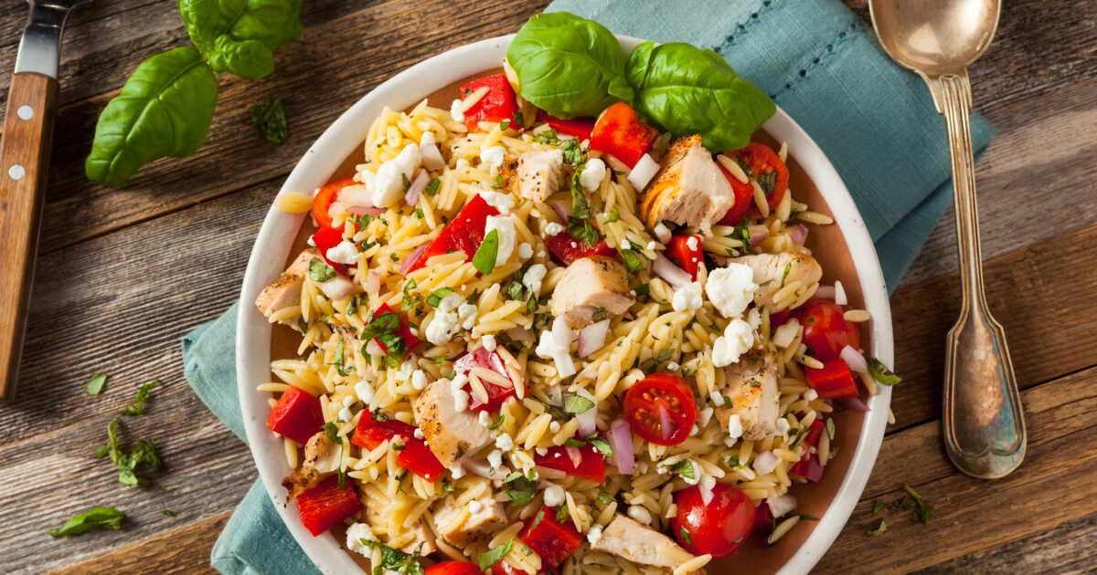 Salade d'orzo méditerranéenne pour une pause dej qui sent la dolce vita