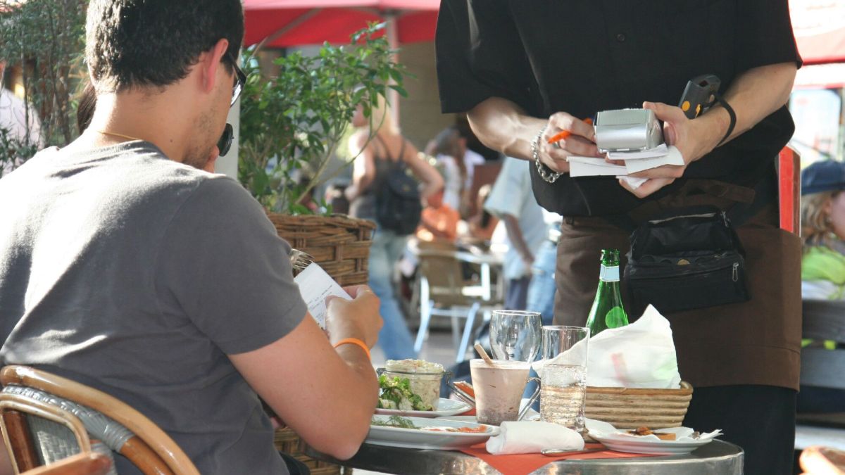 Sondage : le pourboire, un geste apprécié ou un fardeau ?